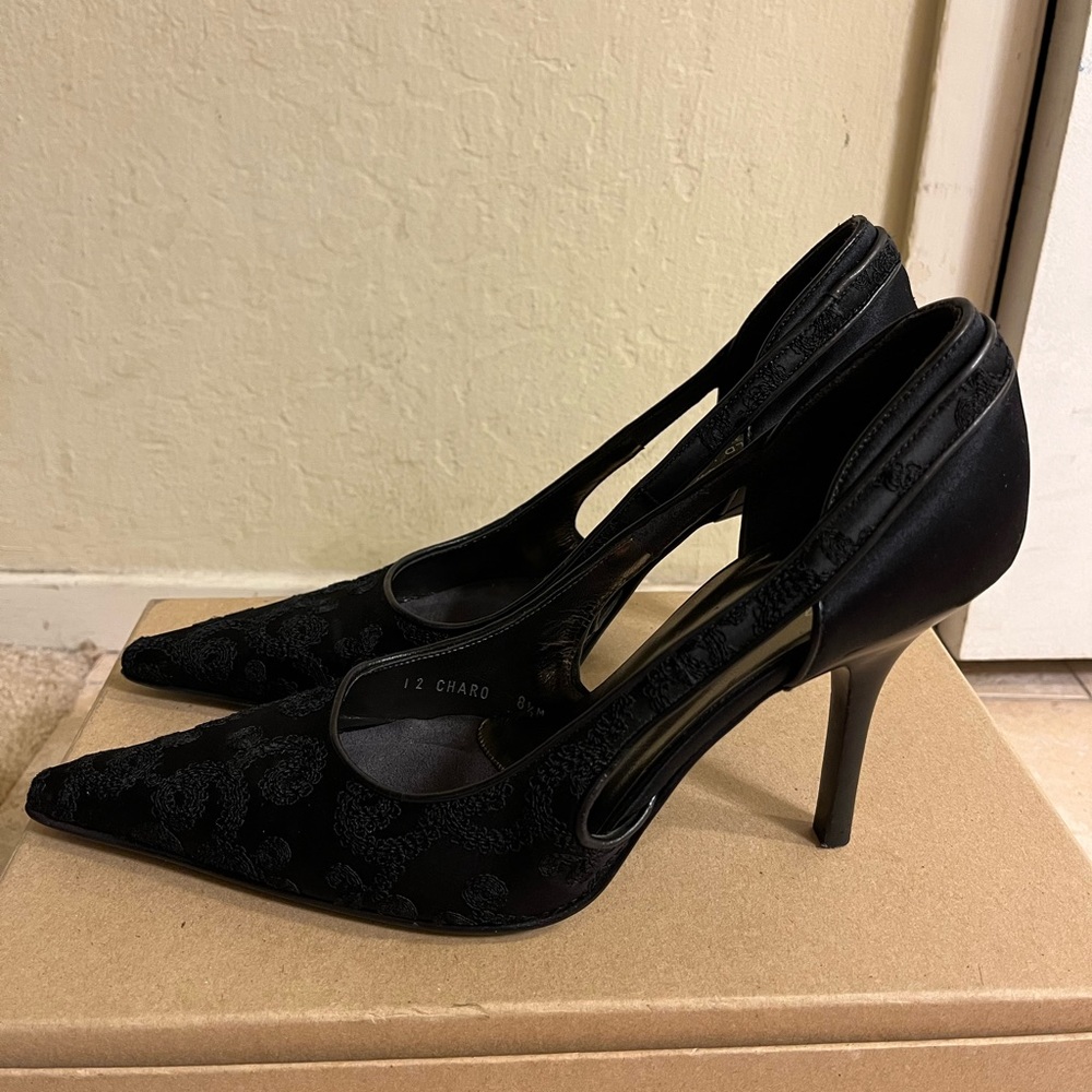 Donald J. Pliner Black satin fabric with embroidered detail pump. Size 8 1/2M